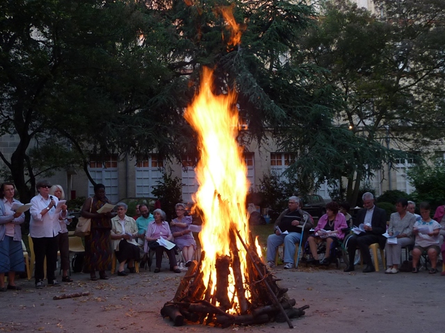 prière autour du feu